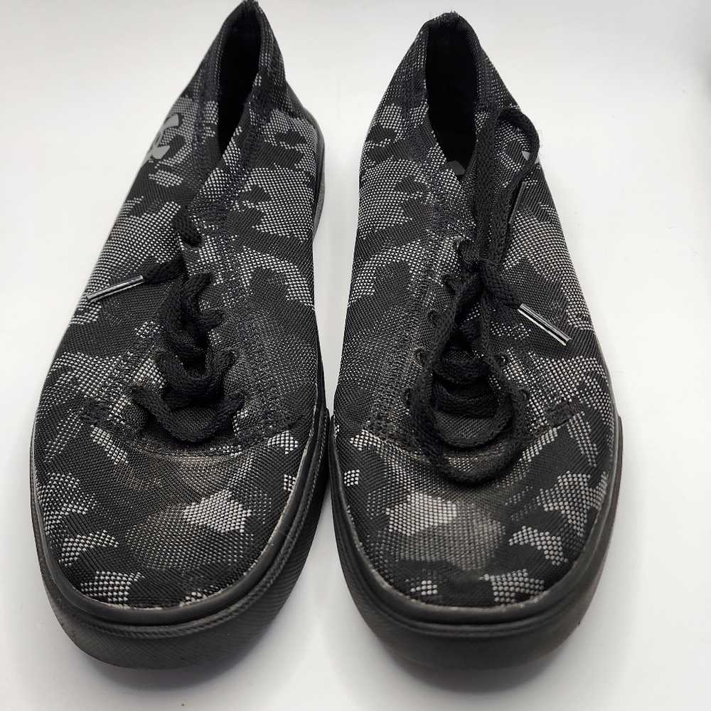 Like New Boys 5Y Under Armour Kickit2  Camo Shoe
